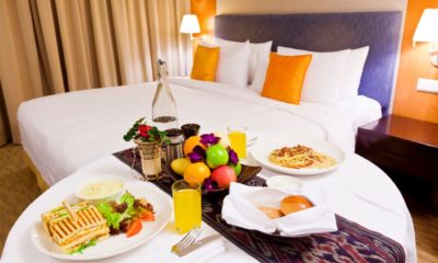 Stół w hotelu zastawiony jedzeniem